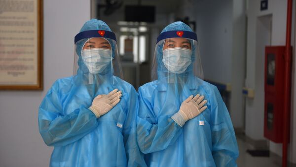 Nhân viên y tế mặc quần áo bảo hộ tại trung tâm xét nghiệm coronavirus COVID-19 tạm thời tại Hà Nội, Việt Nam - Sputnik Việt Nam
