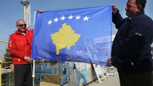 Cư dân của Pristina với lá cờ mới của nước cộng hòa tự xưng Kosovo. - Sputnik Việt Nam