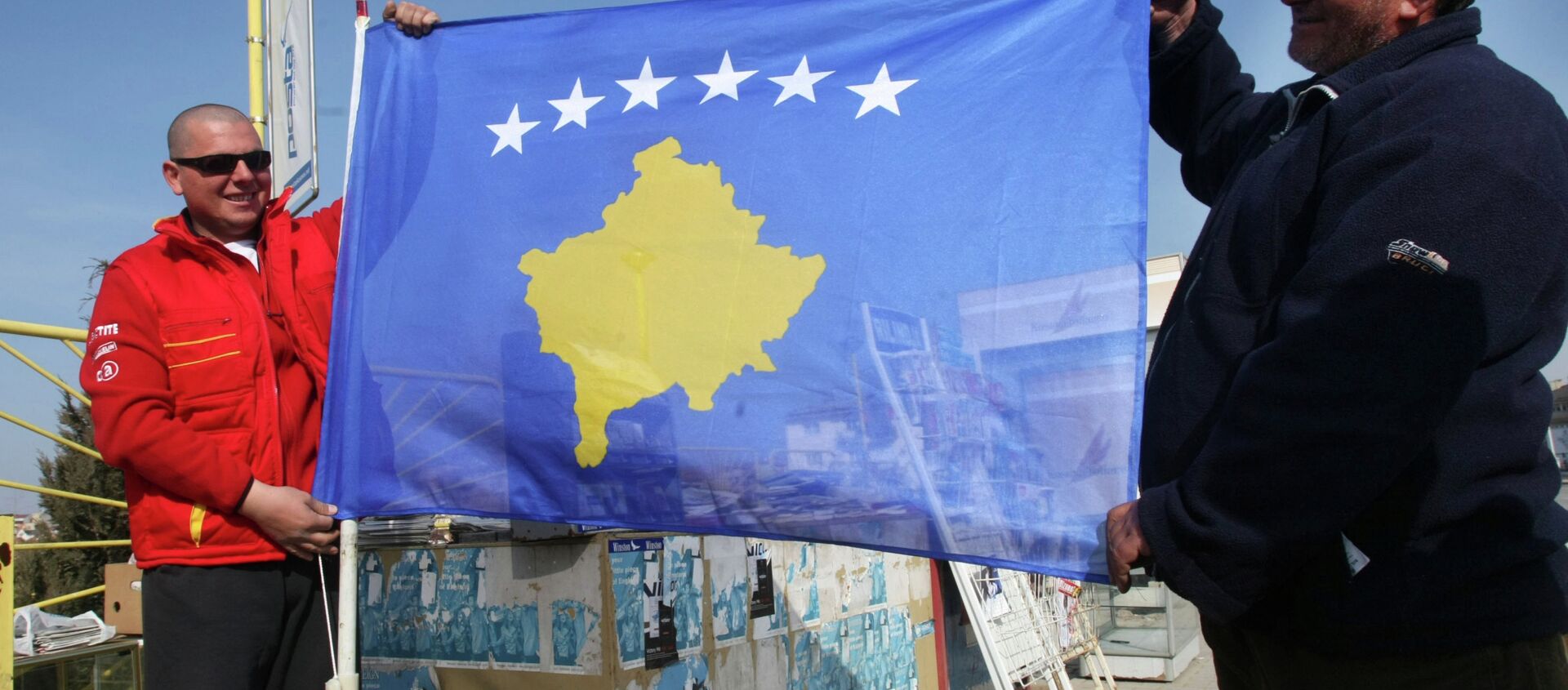 Cư dân của Pristina với lá cờ mới của nước cộng hòa tự xưng Kosovo. - Sputnik Việt Nam, 1920, 03.08.2021