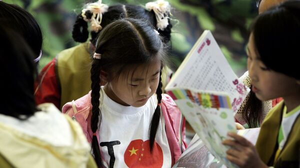 Bé gái đọc sách - Sputnik Việt Nam