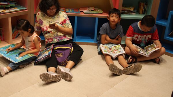 Trẻ em Trung Quốc đọc sách trong thư viện - Sputnik Việt Nam