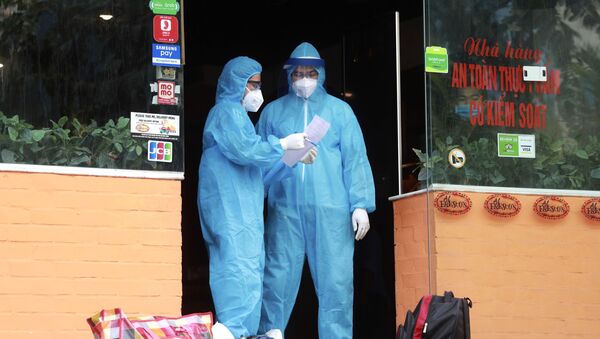 Nhân viên y tế tại một nhà hàng ở Hà Nội, nơi phát hiện ca nghi nhiễm Covid-19, Việt Nam. - Sputnik Việt Nam