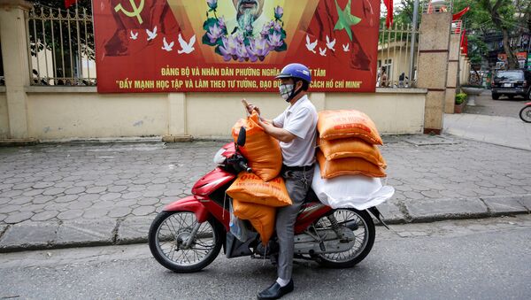 Người đàn ông với bao gạo định mệnh cho người nghèo ở Hà Nội, Việt Nam - Sputnik Việt Nam