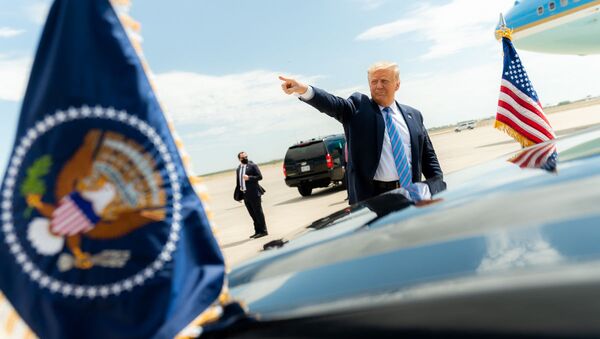 Tổng thống Mỹ Donald Trump tại xe của ông ở Midland, Texas - Sputnik Việt Nam