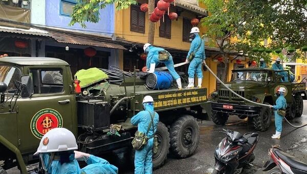 Lực lượng quân đội phun hóa chất khử trùng trên các tuyến phố trọng điểm ở phố cổ Hội An - Sputnik Việt Nam