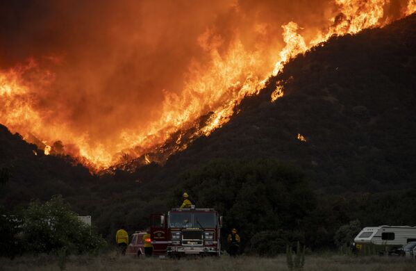 Lính cứu hỏa tại khu rừng đang bị lửa thiêu đốt ở California - Sputnik Việt Nam