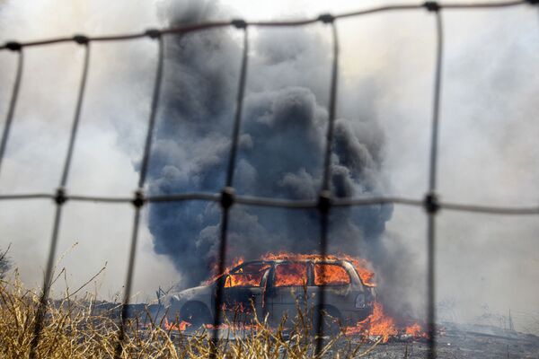 Chiếc xe bị thiêu rụi trong vụ cháy rừng ở California - Sputnik Việt Nam