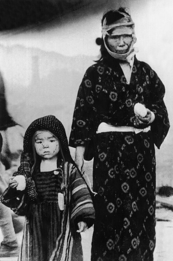 Một người phụ nữ cùng đứa trẻ sống sót sau vụ ném bom Nagasaki, ngày 9 tháng 8 năm 1945 - Sputnik Việt Nam