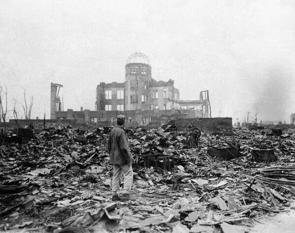 Phóng viên trước một rạp chiếu phim bị phá hủy ở Hiroshima, ngày 8 tháng 9 năm 1945 - Sputnik Việt Nam