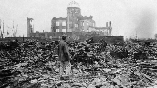 Phóng viên trước một rạp chiếu phim bị phá hủy ở Hiroshima, ngày 8 tháng 9 năm 1945 - Sputnik Việt Nam