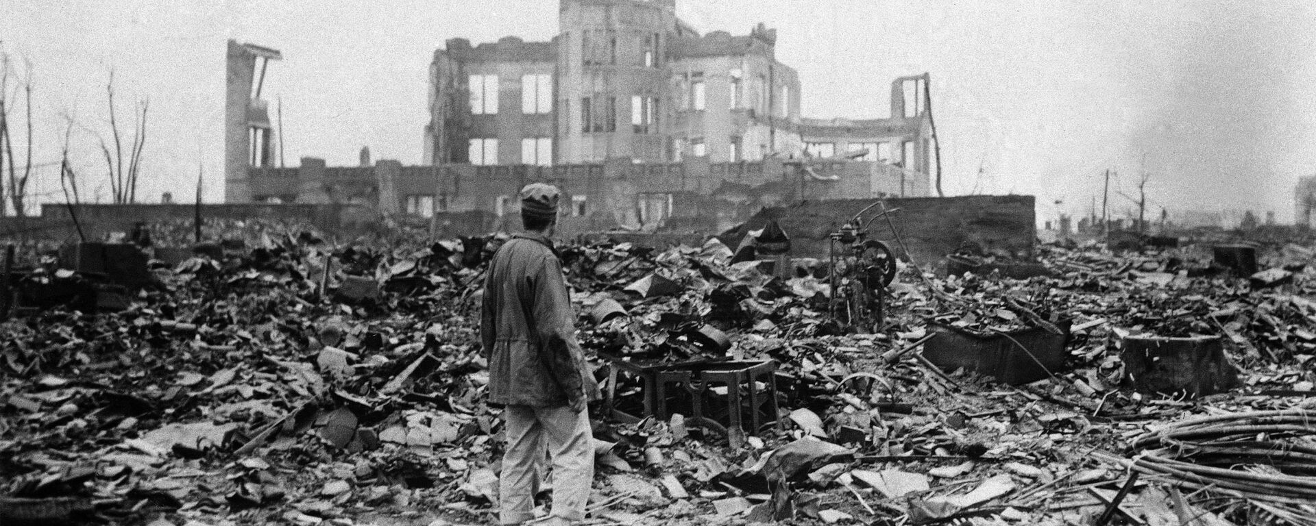 Phóng viên trước một rạp chiếu phim bị phá hủy ở Hiroshima, ngày 8 tháng 9 năm 1945 - Sputnik Việt Nam, 1920, 06.08.2023