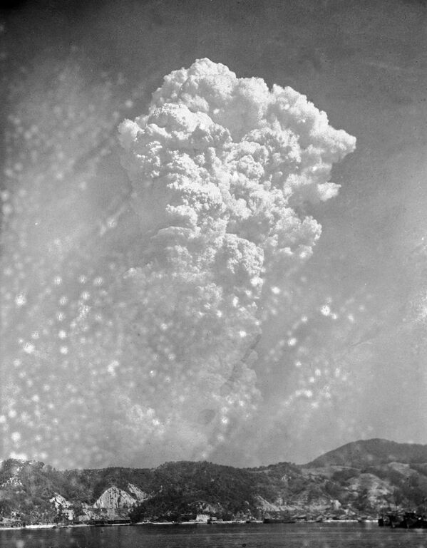 Đám khói sau vụ ném bom ở Hiroshima ngày 6/8/1945 - Sputnik Việt Nam