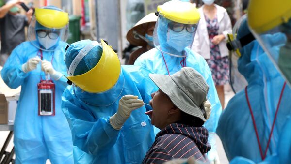 Nhân viên y tế đến tận nhà lấy mẫu xét nghiệm cho người lớn tuổi, sức đề kháng kém có nguy cơ lây nhiễm cao - Sputnik Việt Nam