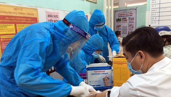 Lấy mẫu xét nghiệm nhanh SARS-CoV-2 tại thành phố Huế. - Sputnik Việt Nam