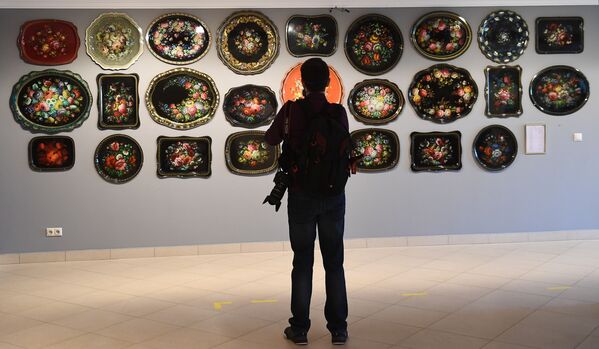 Khách tham quan bảo tàng tranh của nhà máy Zhostovo  - Sputnik Việt Nam