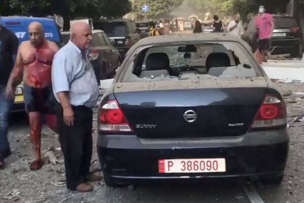Chiếc xe ô tô trên đường phố Beirut sau vụ nổ - Sputnik Việt Nam