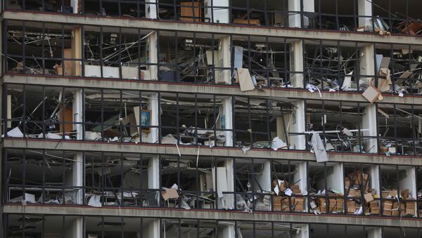 Kính cửa vỡ trong tòa nhà gần cảng Beirut, nơi xảy ra vụ nổ mạnh  - Sputnik Việt Nam