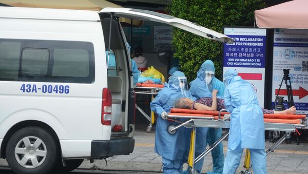 Các nhân viên y tế đang khẩn trương đưa bệnh nhân vào điều trị tại Bệnh viện Gia Đình. - Sputnik Việt Nam
