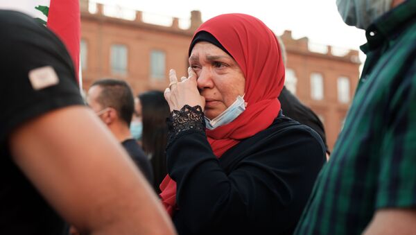 Người phụ nữ khóc trong cuộc họp ở Toulouse, Pháp, ủng hộ các nạn nhân của vụ nổ ở Beirut - Sputnik Việt Nam