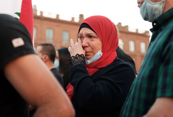 Người phụ nữ khóc trong cuộc họp ở Toulouse, Pháp, ủng hộ các nạn nhân của vụ nổ ở Beirut - Sputnik Việt Nam