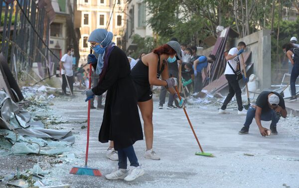 Tình nguyện viên dọn dẹp đường phố bị ảnh hưởng bởi vụ nổ ở cảng Beirut - Sputnik Việt Nam