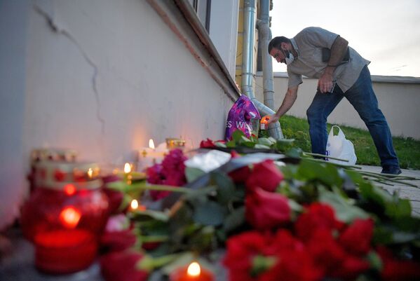 Người đàn ông đặt hoa tại đại sứ quán Lebanon ở Moskva, tưởng nhớ các nạn nhân trong vụ nổ - Sputnik Việt Nam