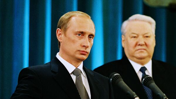 Vladimir Putin tuyên thệ nhậm chức Tổng thống Liên bang Nga. Bên phải: Tổng thống đầu tiên của Nga Boris Yeltsin - Sputnik Việt Nam