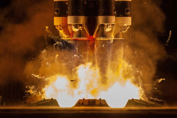 Phóng tên lửa mang Proton-M cùng khối tăng cường Briz-M với các vệ tinh viễn thông Express-80 và Express-103 từ sân bay vũ trụ Baikonur - Sputnik Việt Nam