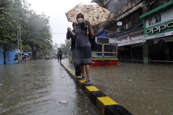 Đường phố ngập trong trận mưa lớn ở Mumbai, Ấn Độ - Sputnik Việt Nam