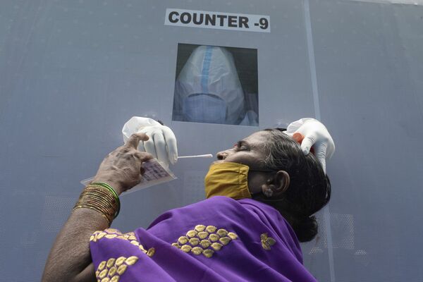 Người phụ nữ tại trạm xét nghiệm coronavirus di động ở Hyderabad, Ấn Độ - Sputnik Việt Nam