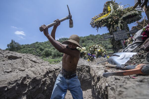 Nhân viên nghĩa trang đào ngôi mộ mới ở San Miguel Xico, Mexico - Sputnik Việt Nam