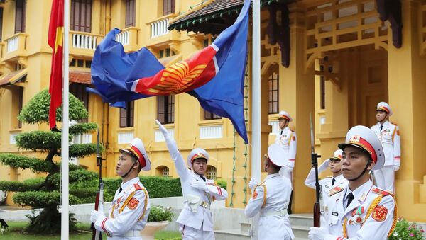 Lực lượng tiêu binh thực hiện nghi thức thượng cờ ASEAN.  - Sputnik Việt Nam