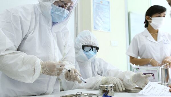 Nhân viên y tế lấy mẫu xét nghiệm nhanh cho người về từ Đà Nẵng, tại phường Bách Khoa và phường Cầu Dền (quận Hai Bà Trưng). - Sputnik Việt Nam
