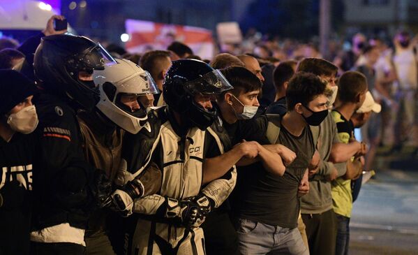 Người biểu tình trên đường phố Minsk - Sputnik Việt Nam