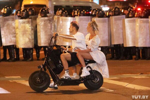Hai người đi xe máy trước mặt cảnh sát trong cuộc biểu tình Minsk - Sputnik Việt Nam