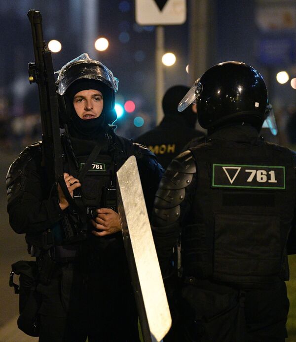Nhân viên thực thi pháp luật trong cuộc biểu tình trên đường phố Minsk - Sputnik Việt Nam