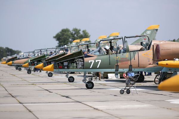 Máy bay L-39 Albatros tại sân bay Kushchevskaya ở Khu vực Krasnodar trước khi các nữ học viên Trường Hàng không Quân sự Cao cấp Krasnodar bắt đầu chuyến bay huấn luyện đầu tiên - Sputnik Việt Nam