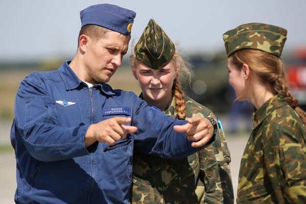 Thầy hướng dẫn chuẩn bị cho các nữ học viên của Trường Hàng không Quân sự Cao cấp Krasnodar bay huấn luyện chuyến đầu tiên trên máy bay L-39 Albatros tại sân bay Kushchevskaya ở Khu vực Krasnodar - Sputnik Việt Nam