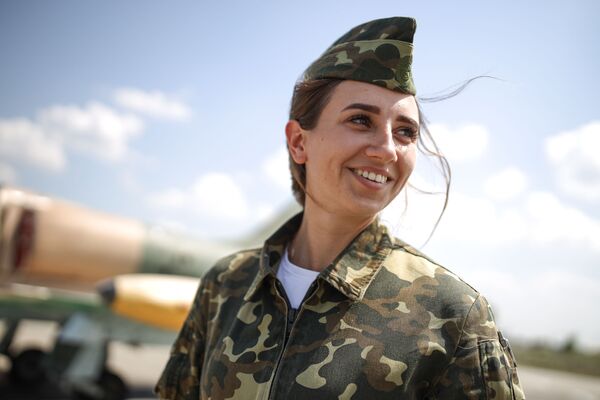 Nữ học viên của Trường Hàng không Quân sự Cao cấp Krasnodar chuẩn bị cho chuyến bay huấn luyện đầu tiên trên máy bay L-39 Albatros tại sân bay Kushchevskaya ở Khu vực Krasnodar - Sputnik Việt Nam