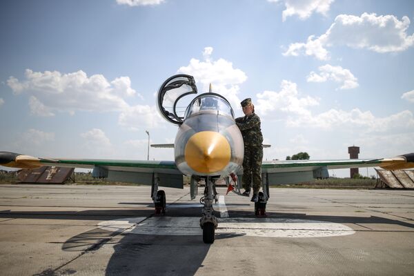 Nữ học viên của Trường Hàng không Quân sự Cao cấp Krasnodar chuẩn bị cho chuyến bay huấn luyện đầu tiên trên máy bay L-39 Albatros tại sân bay Kushchevskaya ở Khu vực Krasnodar - Sputnik Việt Nam