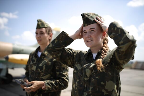 Các nữ học viên Trường Hàng không Quân sự Cao cấp Krasnodar đang chuẩn bị cho chuyến bay huấn luyện đầu tiên trên máy bay L-39 Albatros tại sân bay Kushchevskaya ở Khu vực Krasnodar - Sputnik Việt Nam