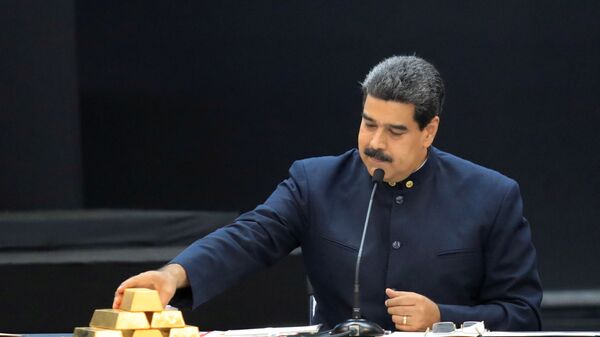 Tổng thống Venezuela Nicolas Maduro cùng với những thỏi vàng - Sputnik Việt Nam