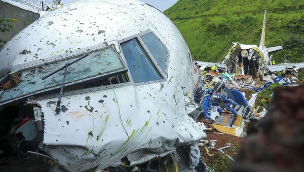 Chiếc Boeing 737 của hãng hàng không giá rẻ Ấn Độ Air India Express đã hạ cánh cứng. - Sputnik Việt Nam