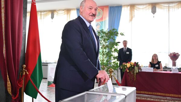 Tổng thống Belarus Alexander Lukashenko bỏ phiếu trong cuộc bầu cử tổng thống ở Belarus tại một điểm bỏ phiếu ở Minsk - Sputnik Việt Nam