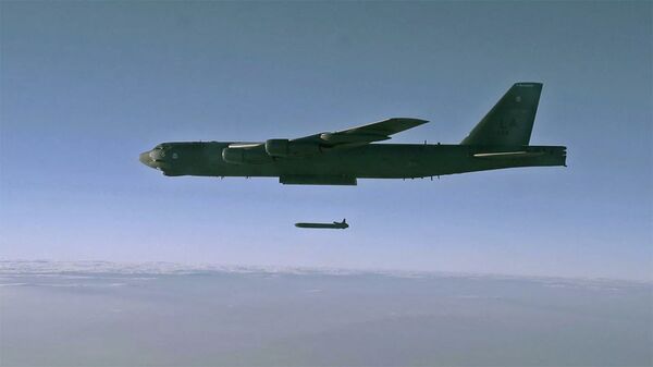 Phóng tên lửa hành trình AGM-86B từ máy bay ném bom chiến lược B-52H Stratofortress trên bãi thử ở Utah - Sputnik Việt Nam