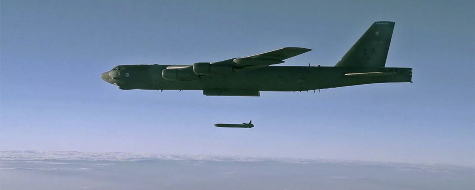 Phóng tên lửa hành trình AGM-86B từ máy bay ném bom chiến lược B-52H Stratofortress trên bãi thử ở Utah - Sputnik Việt Nam, 1920, 08.05.2022