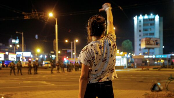 Một cô gái trong cuộc biểu tình ở Minsk sau cuộc bầu cử tổng thống - Sputnik Việt Nam