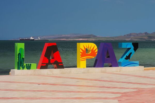 Quảng cáo trang trí với dòng chữ La Paz ở Mexico - Sputnik Việt Nam