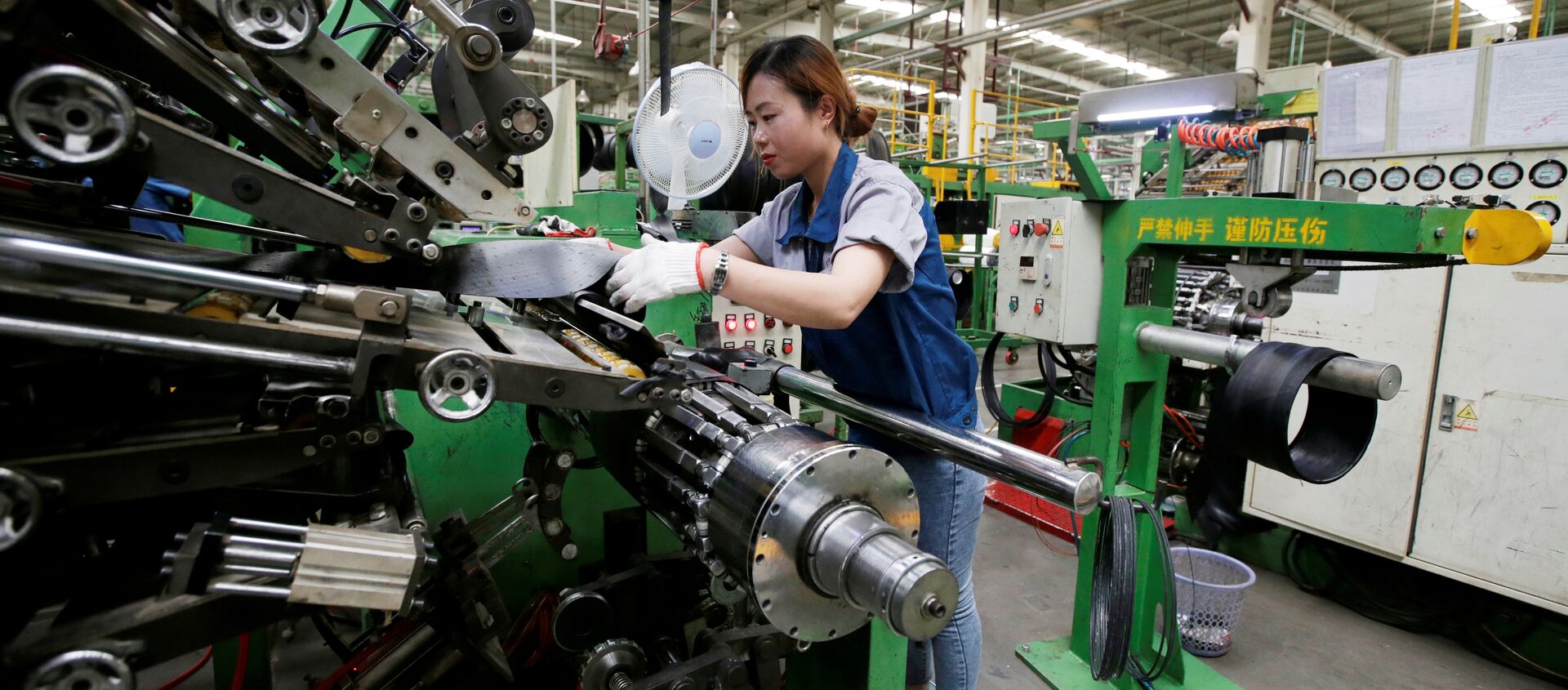 Một nhân viên làm việc  ở  nhà máy sản xuất lốp xe thuộc Tập đoàn lốp xe Tianjin Wanda ở Hình Đài - Sputnik Việt Nam, 1920, 11.02.2021