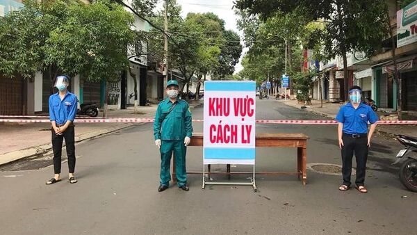 Đoàn viên, thanh niên Phường Thắng Lợi (thành phố Buôn Ma Thuột) tham gia kiểm soát chốt phong tỏa, cách ly. - Sputnik Việt Nam